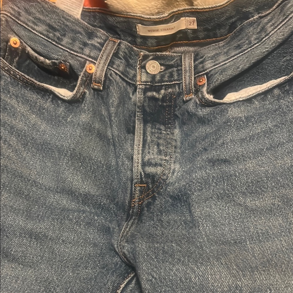 Like new condition Levi’s Wedgie Straight 27